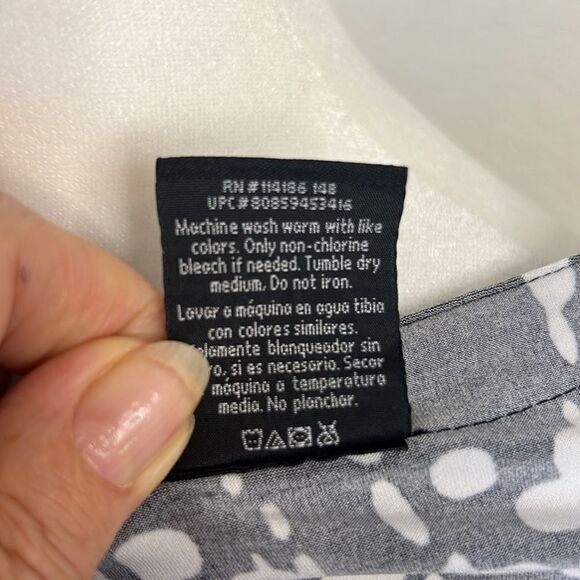 Women's George 3/4 Sleeve Black & White Abstract Patterned V-Neck Blouse - 2X - Picture 6 of 6